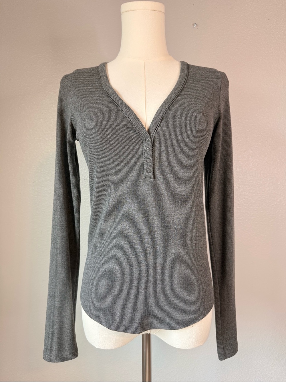 American Eagle Gray Ribbed Henley Long Sleeve Top Women’s Medium